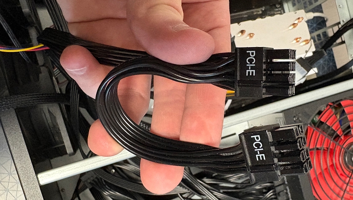 Раздвоенный PCI-кабель на блоке питания Azerty Red Power 1050w